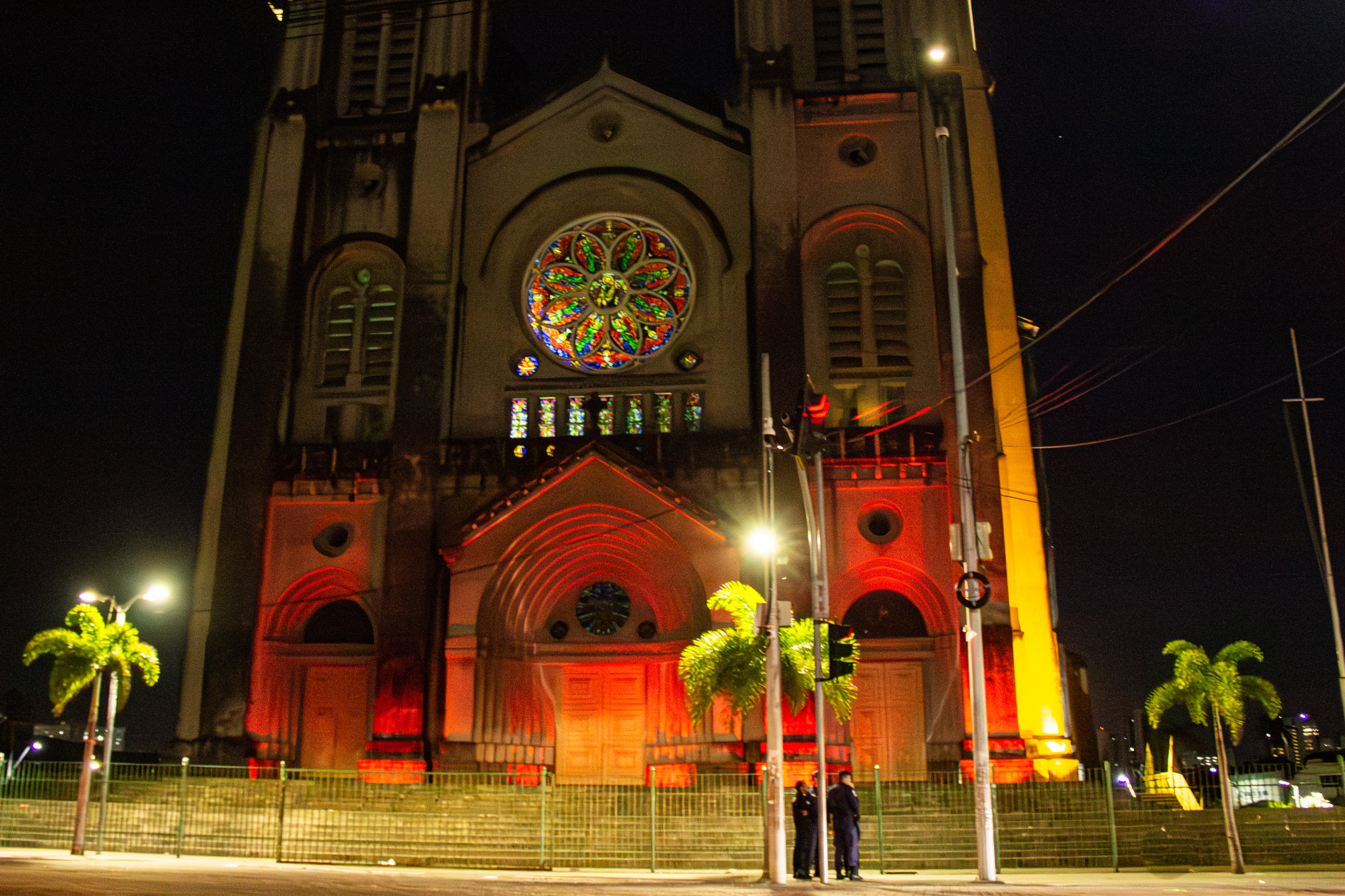 fachada da catedral com iluminação vermelha